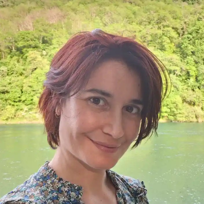 Portrait de Sarah Mellet Hypnothérapeute, énergéticienne, constellatrice et analyste en Human Design